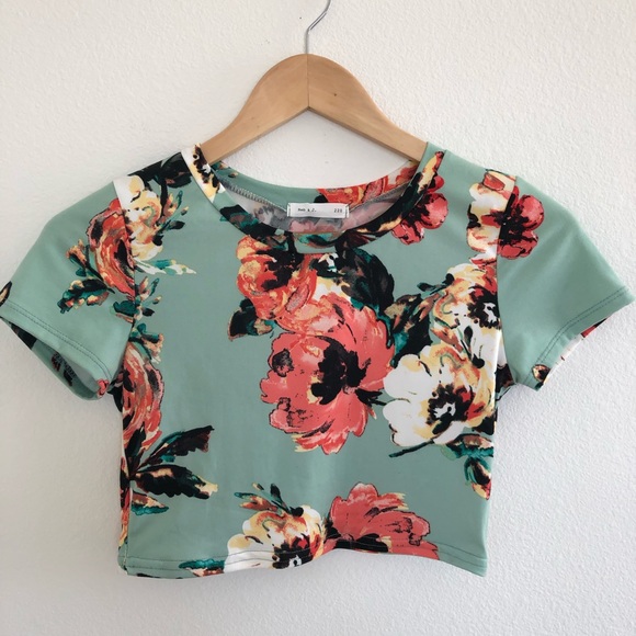 Tops - Floral crop top, NWOT